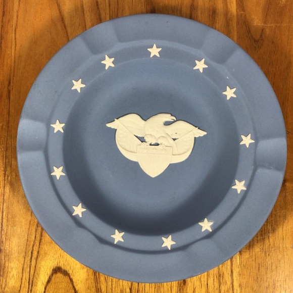 Vintage Wedgwood Blue Jasperware Eagle Crest and Stars Round Ashtray - Picture 2 of 5